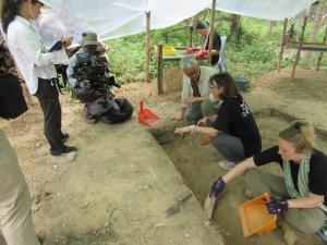Stark explique les stratégies d'excavation pendant le tournage de Temple Kingdom au Cambodge.