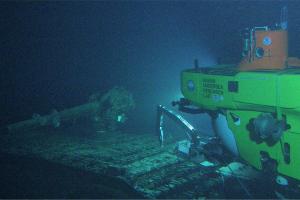 Pisces V submersible at the deck of the I-400 submarine (Courtesy NOAA HURL archives).