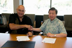 UHWO Chancellor Rockne Freitas and Tokai University Chancellor Kiyoshi Yamada sign agreement Jan. 9.