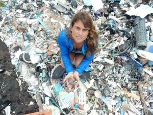 Sarah-Jeanne Royer holding microplastics at Kamilo Point on Big Island. Credit: SOEST IPRC.