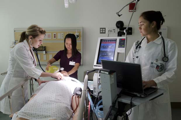 Nursing students with simulated patient
