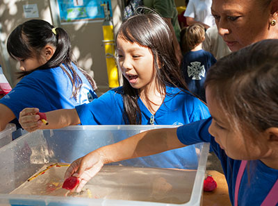 kids at science display