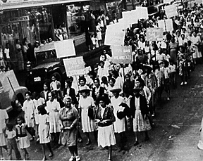strikers picketing in '46