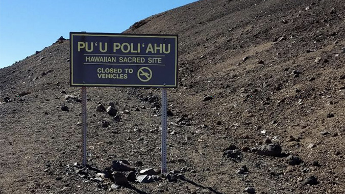 Sign: PUU POLIAHU HAWAIIAN SACRED SITE CLOSED TO VEHICLES