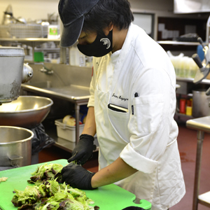 Hawaiʻi CC culinary arts students help battle hunger