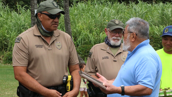 Kahiapo talking with D L N R officers