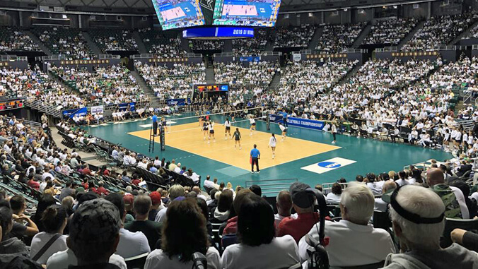 U H womenʻs volleyball game