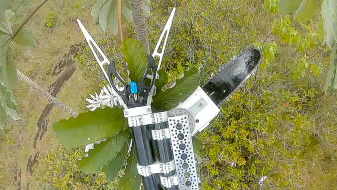 Close up of the gripper and chainsaw from above