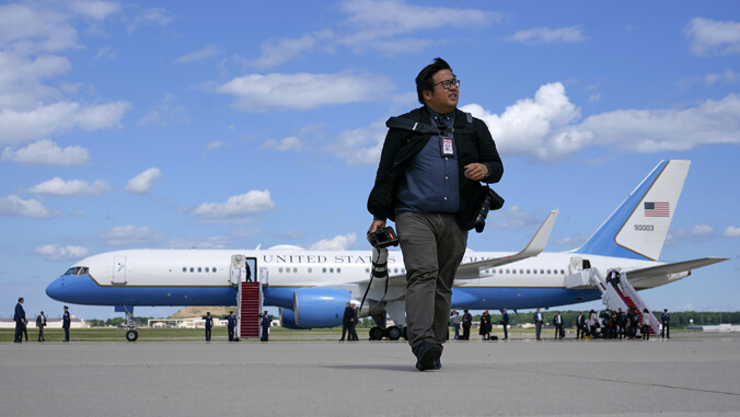 Kent Nishimura walking away from Air Force One