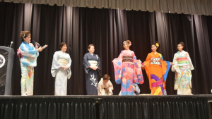 Women in kimonos on stage 