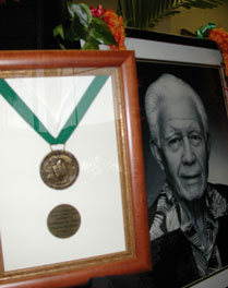 Abraphama Piianaia photo with medal