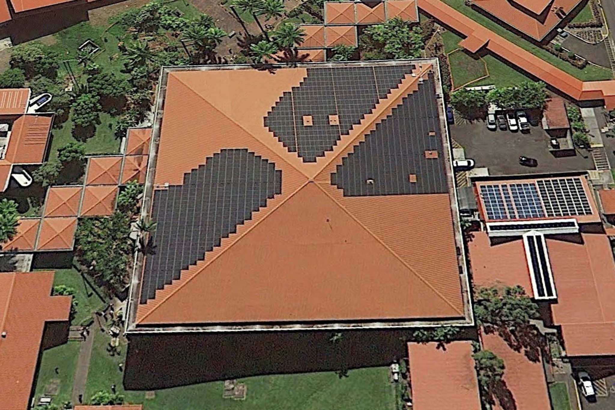 photo of University of Hawaii at Hilo Mookini Library photo voltaic system