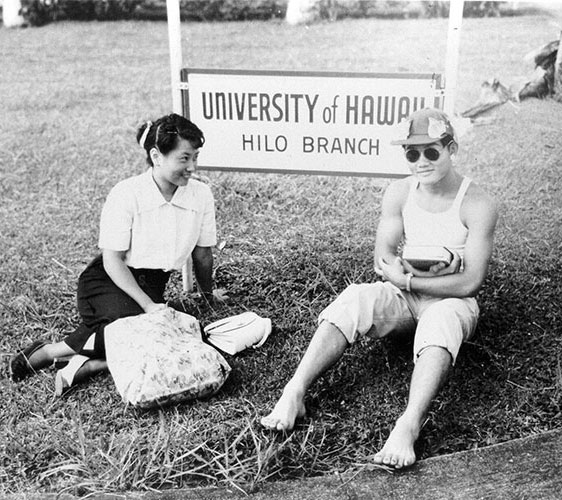 students in front of UH Hilo Branch sign